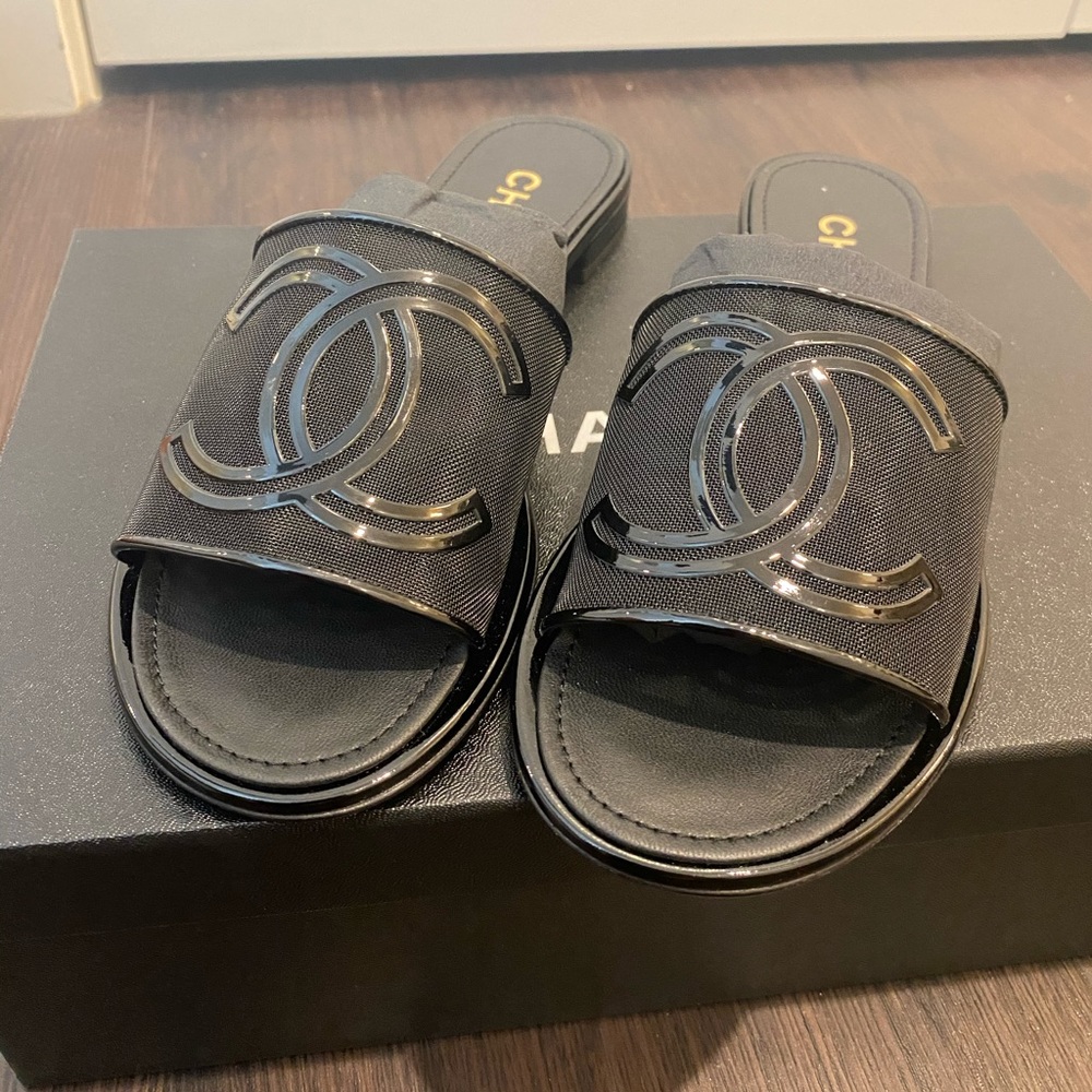 BNIB CHANEL MESH/PATENT 2021 MULES/SANDALS